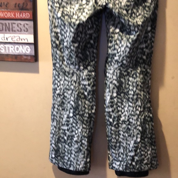 Descente Snowboard pants in black, grey and cream - Picture 8 of 16